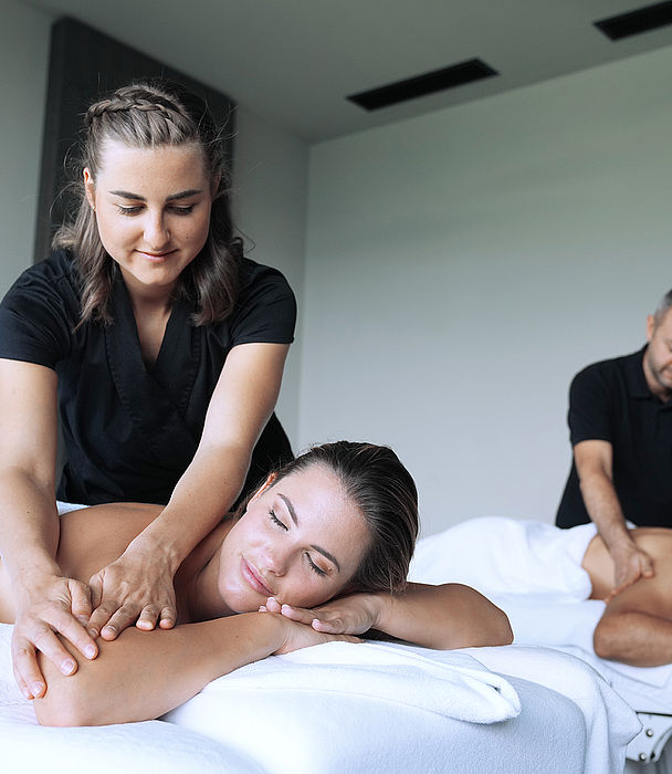 Ospiti dell'albergo durante un massaggio di coppia